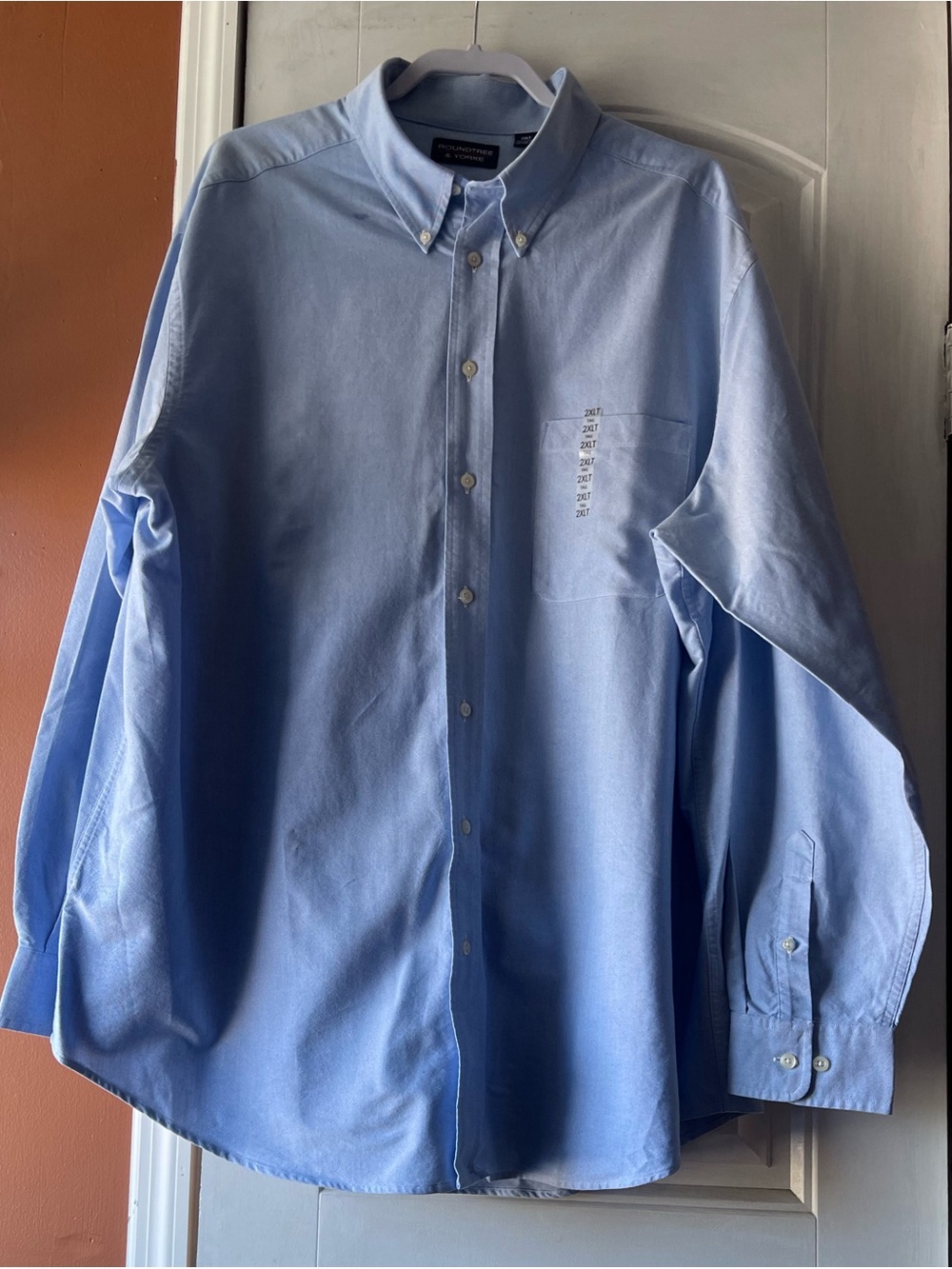 Roundtree & Yorke Men’s Light Blue Button-Down 100% Cotton Shirt